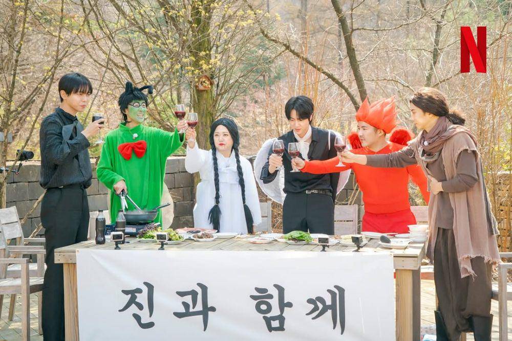 Jin BTS bersama para member Screwballs (instagram.com/netflixkr)