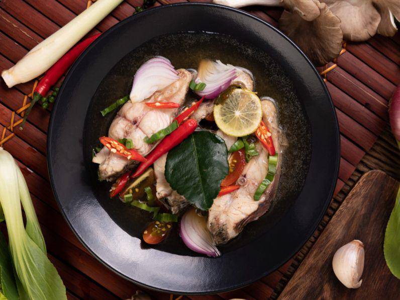 Ilustrasi ikan kukus daun ketumbar (freepik.com/jcomp)