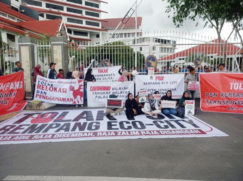 Masyarakat Pulau Rempang Bentang Sepanduk Penolakan di Depan Kantor BP Batam (IDN Times/Putra Gema Pamungkas)