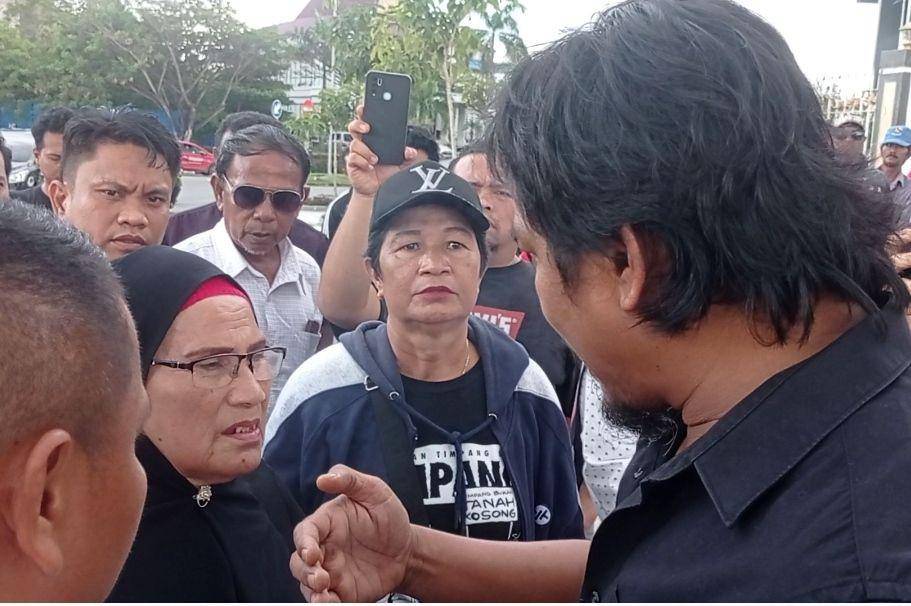 Kasat Intelkam Polresta Barelang, Kompol Yudiarta Rustam saat minta warga bubarkan diri (IDN Times/Putra Gema Pamungkas)