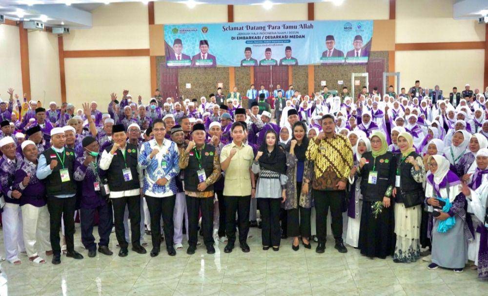 Wakil Presiden RI Gibran Rakabuming Raka menyapa jemaah haji Kelompok Terbang (Kloter) 12 di Aula 1 Madinatul Hujjaj Asrama Haji Medan (Dok. Istimewa)