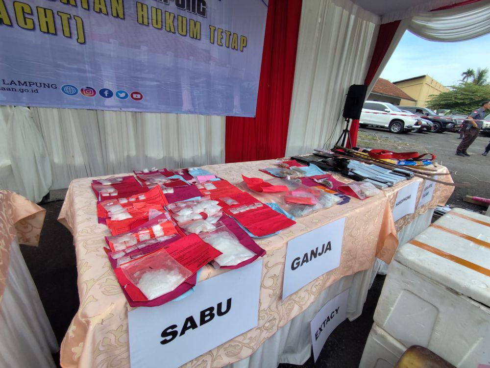 Pemusnahan barang bukti di Kejari Bandar Lampung. (IDN Times/Muhaimin)