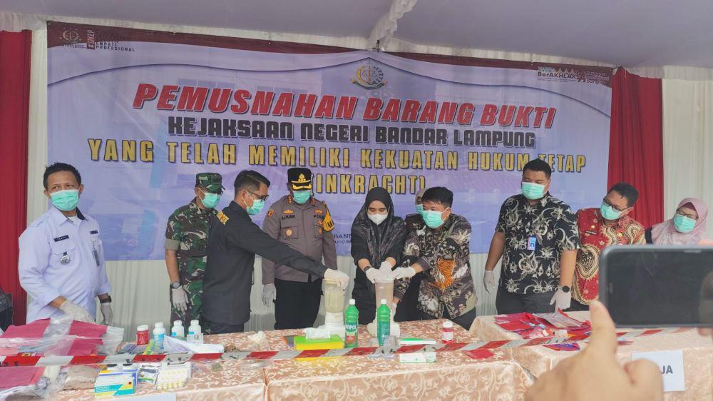 Pemusnahan barang bukti di Kejari Bandar Lampung. (IDN Times/Muhaimin)