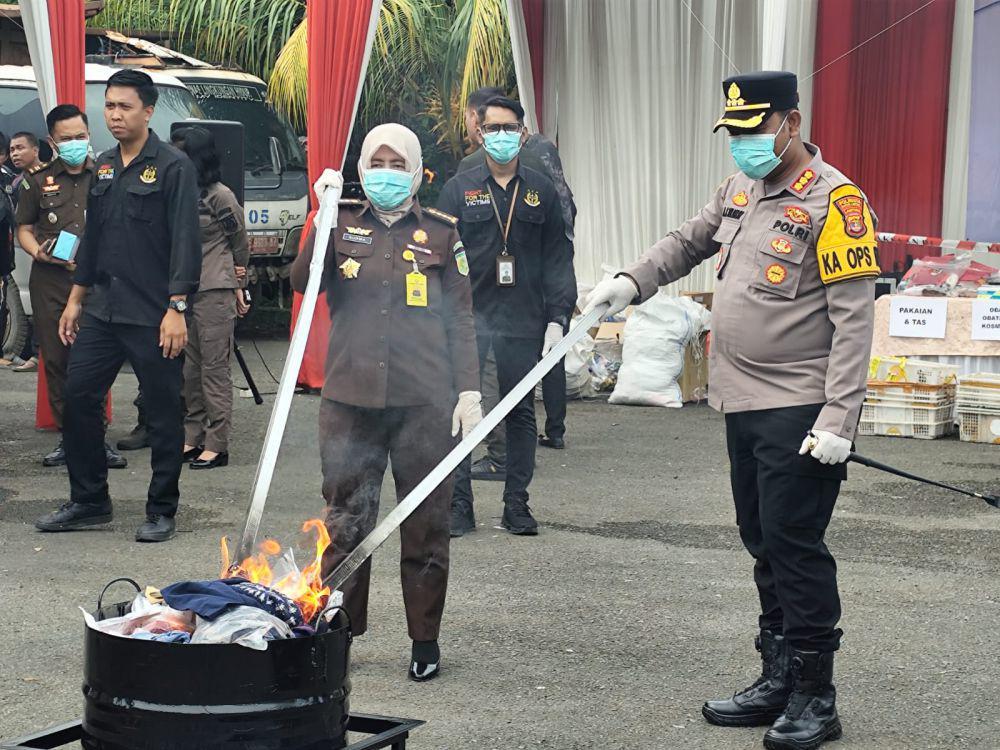 Pemusnahan barang bukti di Kejari Bandar Lampung. (IDN Times/Muhaimin)