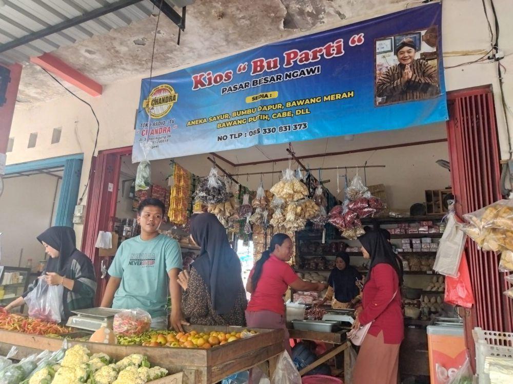 Toko kelontongan Suparti di pasar Paron Ngawi. IDN Times/ Riyanto.