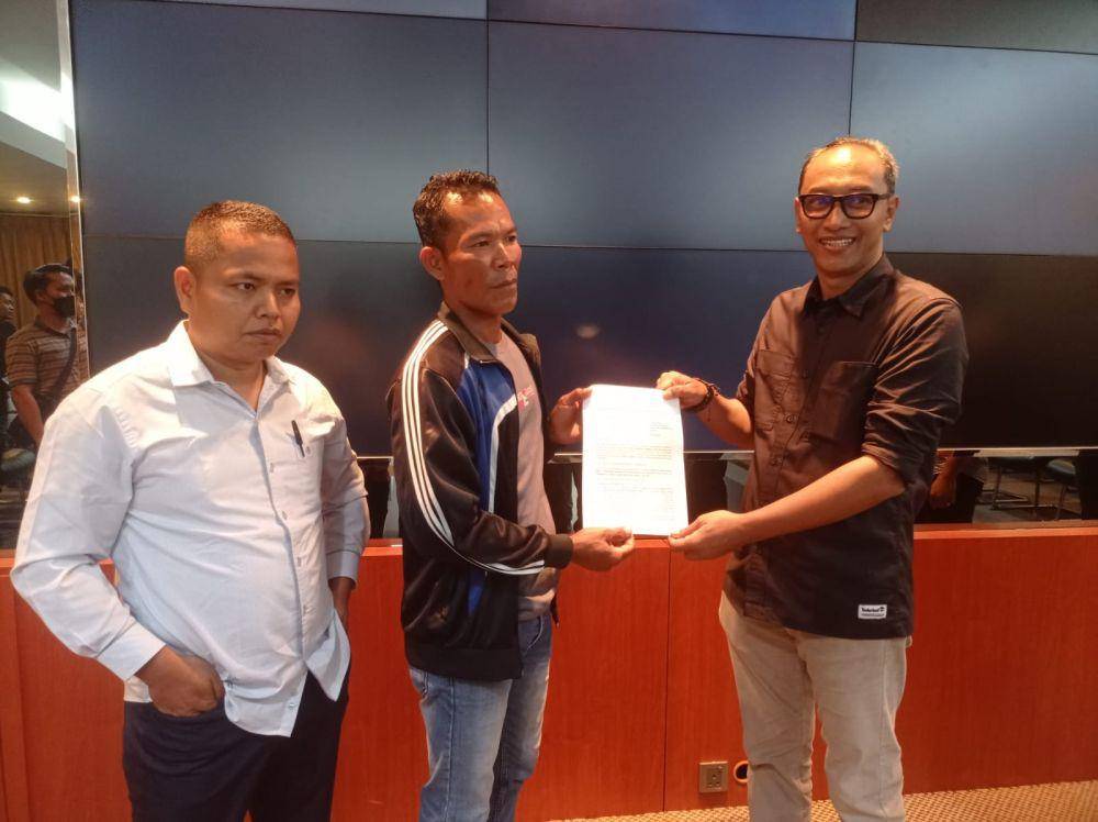 Erlangga Sinaga menyerahkan surat keberatan ke perwakilan BP Batam (IDN Times/Putra Gema Pamungkas)
