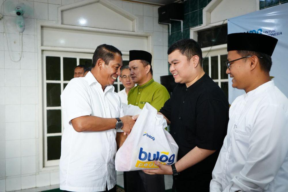 HUT ke-58, Perum BULOG Gelar Bakti Sosial ke Anak Yatim dan Santri
