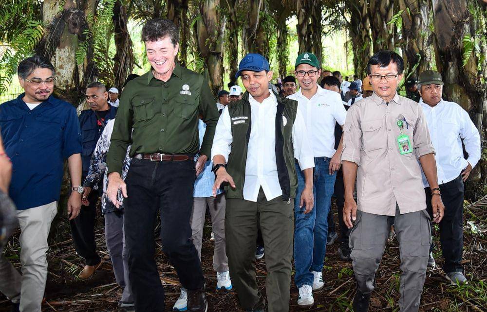 Menteri Kehutanan Republik Indonesia, Raja Juli Antoni melaksanakan kunjungan kerja ke perkebunan aren milik masyarakat di Kabupaten Garut, Jawa Barat bersama Pertamina New & Renewable Energy (Pertamina NRE) pada Sabtu (10/5). (dok. Pertamina)