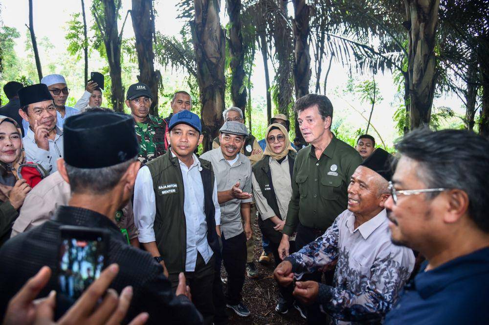 Menteri Kehutanan Republik Indonesia, Raja Juli Antoni melaksanakan kunjungan kerja ke perkebunan aren milik masyarakat di Kabupaten Garut, Jawa Barat bersama Pertamina New & Renewable Energy (Pertamina NRE) pada Sabtu (10/5). (dok. Pertamina)