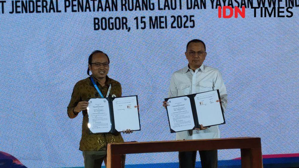 Direktur Jenderal Pengelolaan Kelautan Koswara dan Direktur Program Kelautan dan Perikanan WWF Indonesia Imam Musthofa Zainudin saat menunjukkan dokumen kerja sama MPA Vision 2045 di Bogor, Kamis (15/5/2025). Linna Susanti/IDN Times