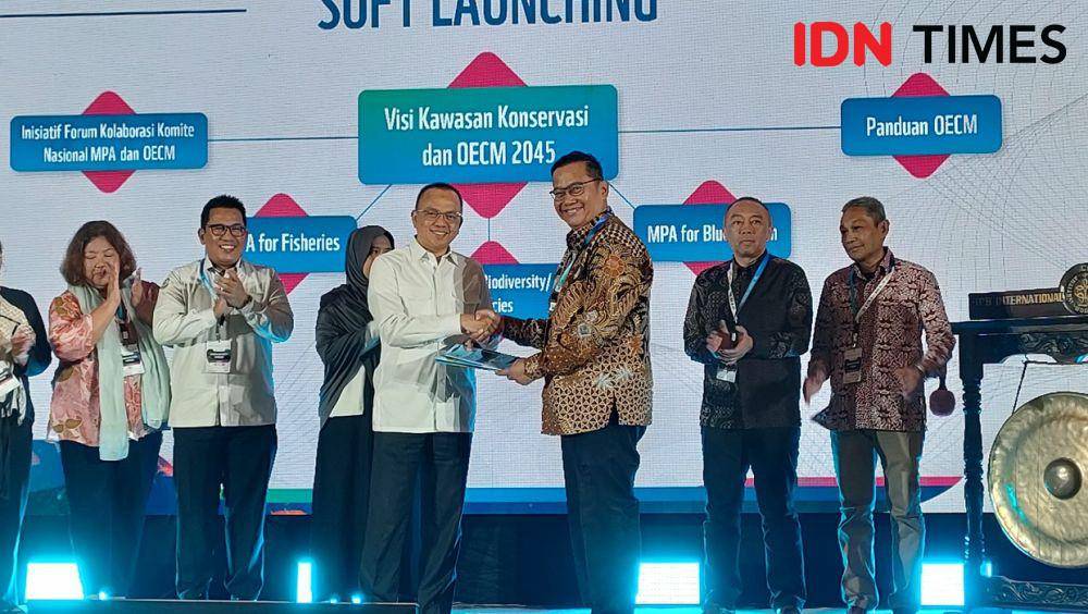 Direktur Jenderal Pengelolaan Kelautan KKP Koswara saat meluncurkan dokumen MPA Vision 2045 bersama CEO Yayasan WWF Aditya Bayunanda di Bogor, Kamis (15/5/2025). (Linna Susanti/IDN Times).