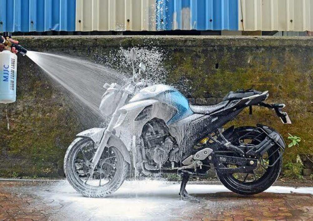 Cara Bikin Tampilan Motor Kinclong Terus, Bukan Cuma Dicuci!