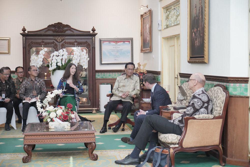 Gubernur DIY, Sri Sultan Hamengku Buwono X menerima dubes dan parlemen Ceko, di Kantor Gubernur DIY, Kamis (15/5/2025). (Dok. Istimewa)