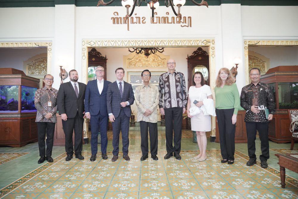 Gubernur DIY, Sri Sultan Hamengku Buwono X menerima dubes dan parlemen Ceko, di Kantor Gubernur DIY, Kamis (15/5/2025). (Dok. Istimewa)