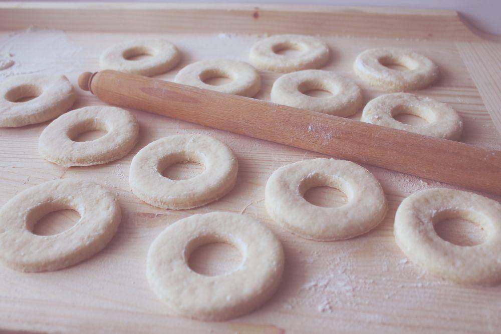 ilustrasi bentuk bagel (freepik.com/Making donuts at home)
