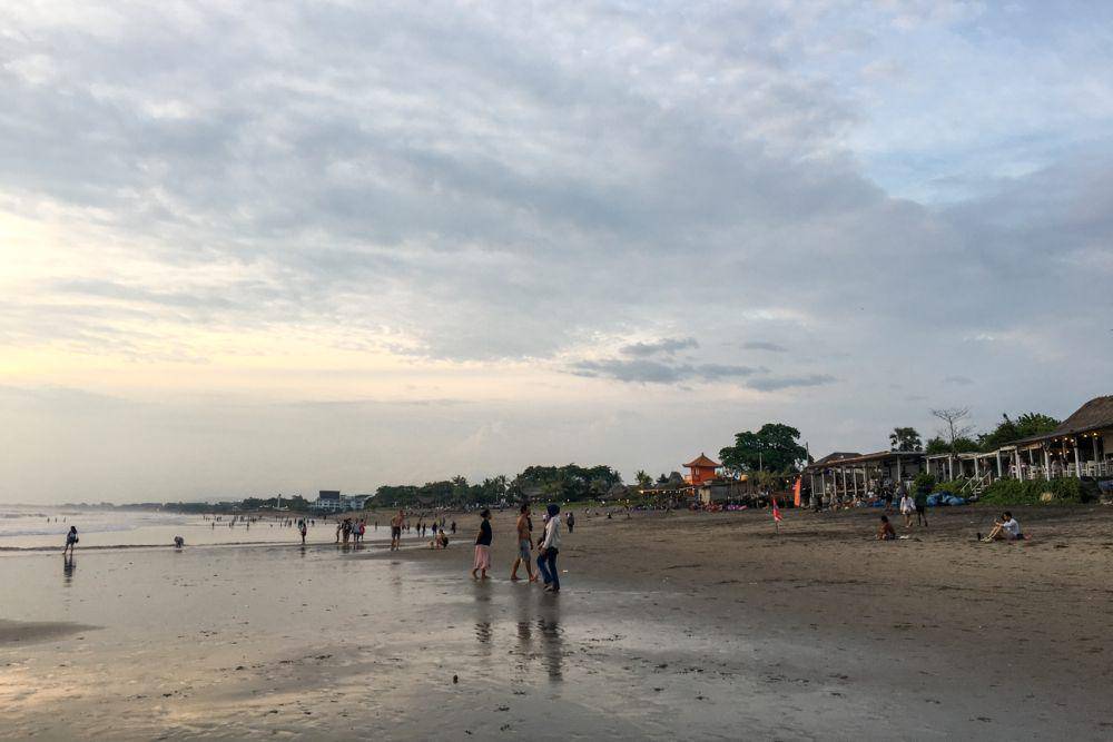para pengunjung Pantai Batu Belig saat sore hari (dok.pribadi/Natalia Indah)