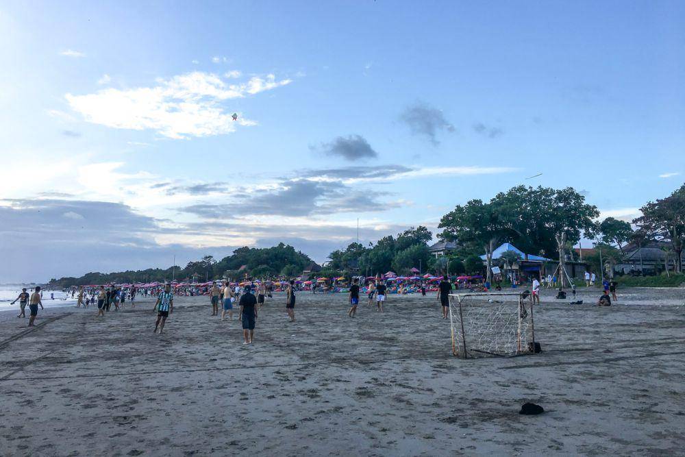 para pengunjung yang bermain bola di Pantai Double Six (dok.pribadi/Natalia Indah)