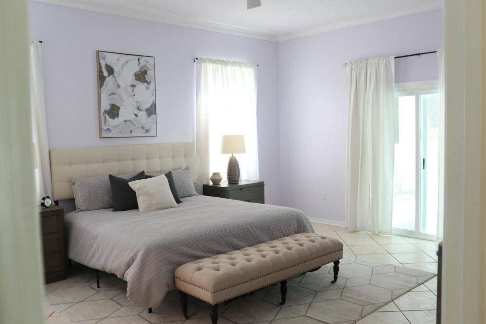 kamar tidur dengan dinding bercat lilac (pexels.com/Alesha)
