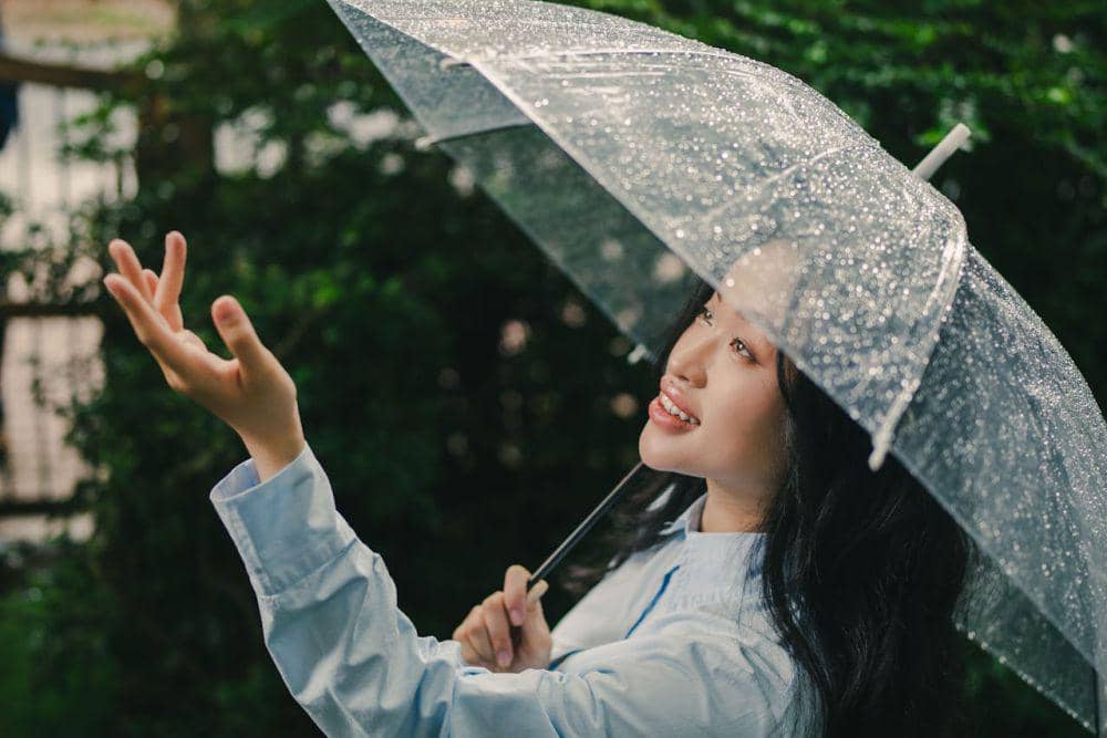 ilustrasi menikmati momen hujan (pexels.com/Andy Lee)