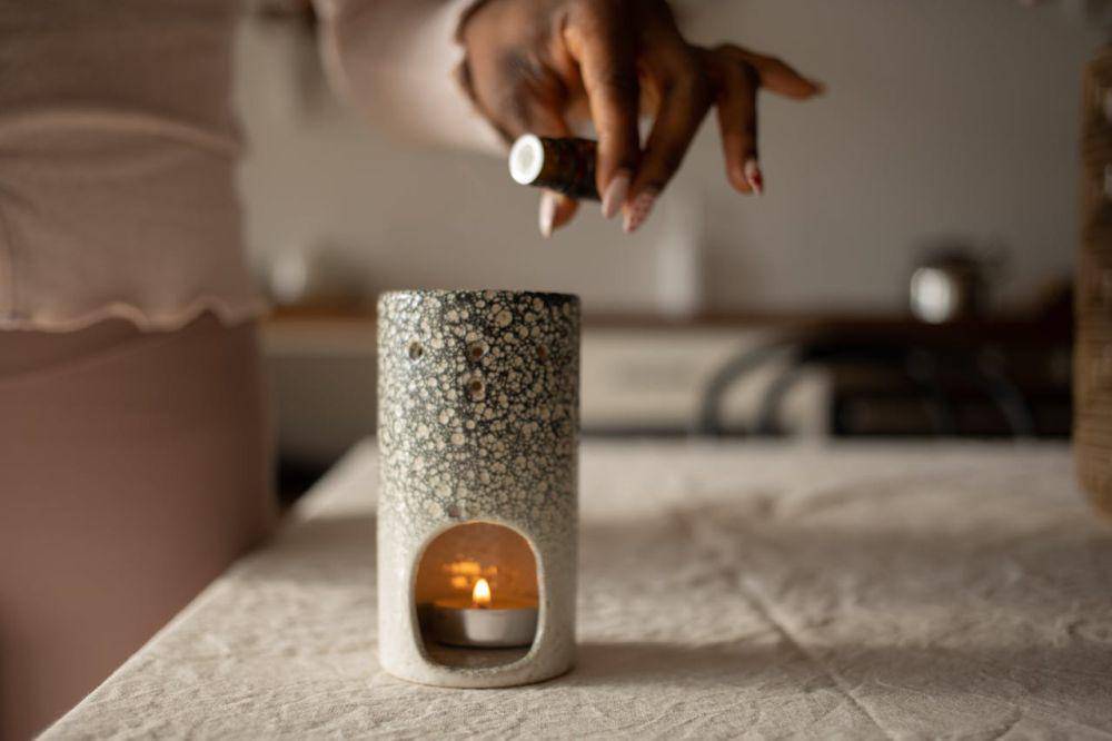 ilustrasi essential oil diffusers (pexels.com/KATRIN BOLOVTSOVA)