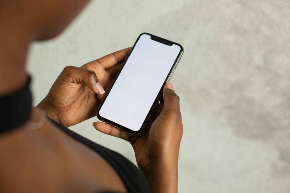 7 Alasan Kenapa Kamu Mungkin Butuh HP Kedua untuk Kerja