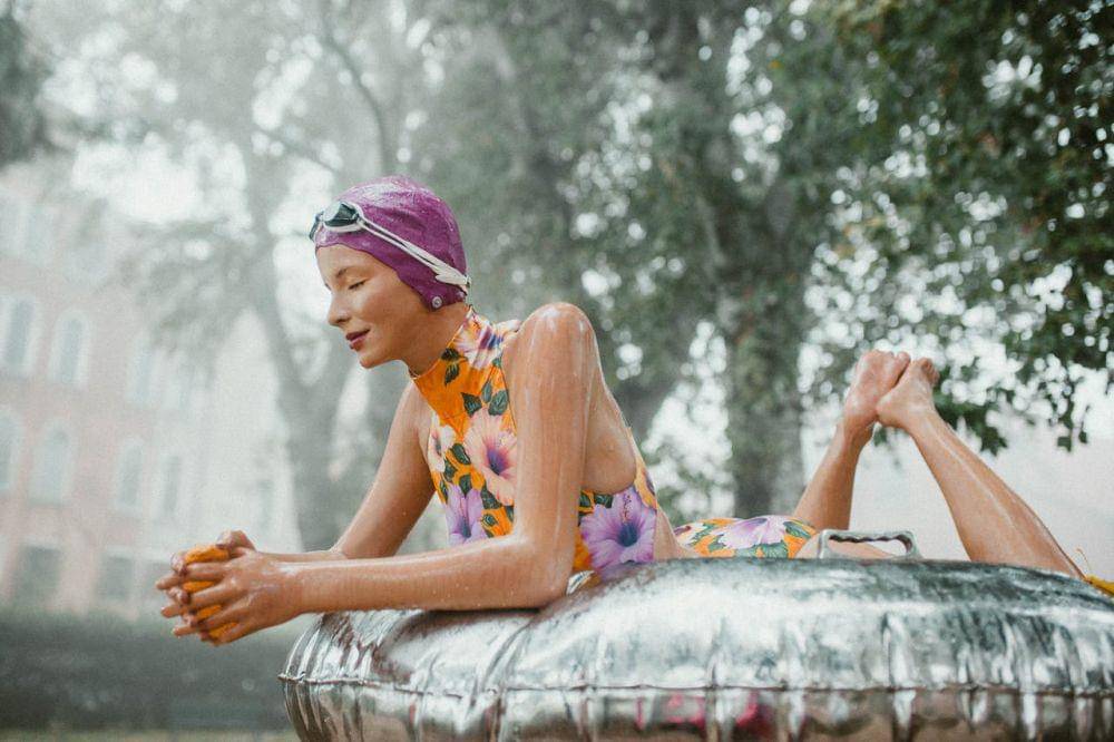 ilustrasi menikmati hujan