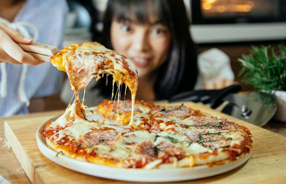 ilustrasi makan pizza (pexels.com/Katerina Holmes)