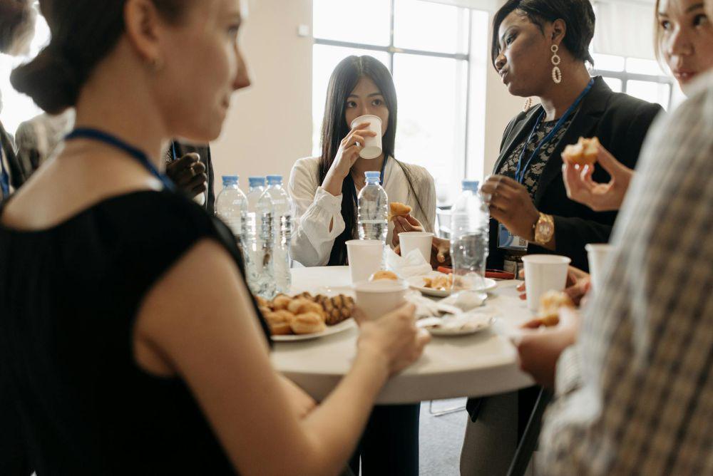 ilustrasi makan bersama di kantor (pexels.com/Pavel Danilyuk)
