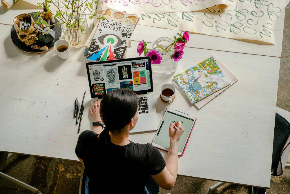 Ilustrasi wanita mengasah skill desain grafis (pexels.com/Antoni Shkraba Studio)