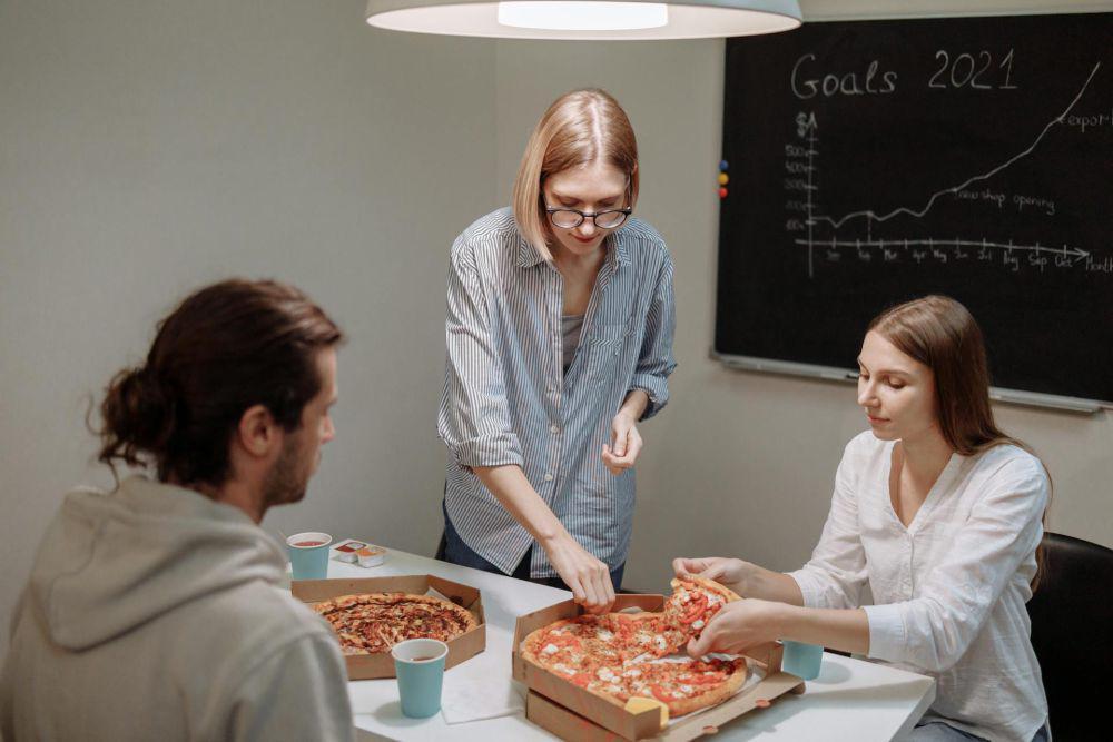 ilustrasi makan bersama di kantor (pexels.com/Thirdman)