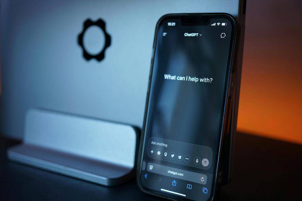 Ilustrasi smartphone menampilkan antarmuka obrolan AI (pexels.com/Tim Witzdam)