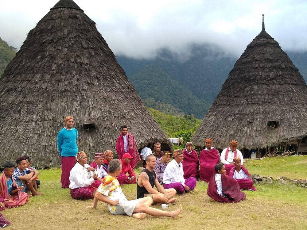 ilustrasi aktivitas wisatawan di desa Wae Rebo (wikimedia commons/AdhyTjah)