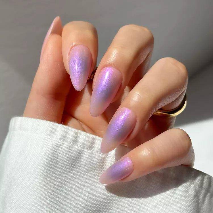 Chrome nails (instagram.com/disseynails)