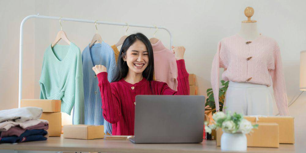 Dapet orderan pertama? Rasanya tuh senengnya kayak dapat jackpot! Bisnis online memang bisa bikin hati dan dompet sama-sama happy. (unsplash.com/Rifki Kurniawan)