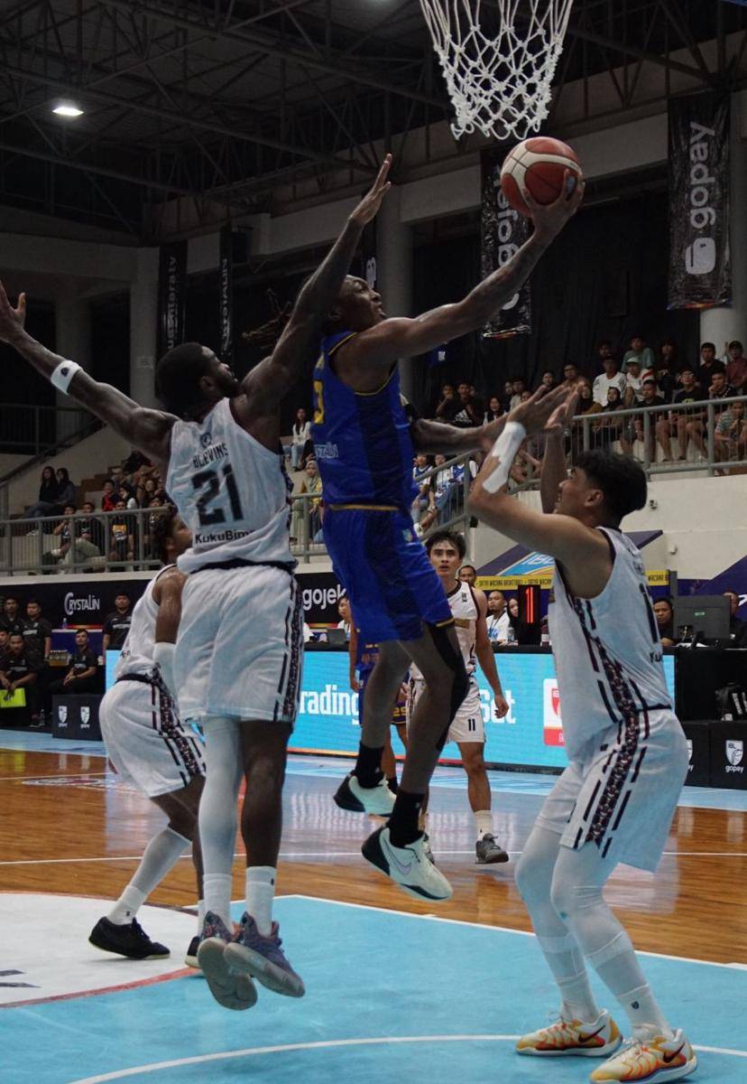 Satya Wacana Salatiga bertemu Bima Perkasa Jogja dalam laga lanjutan Indonesian Basketball League (IBL) 2025 di GOR Susilo Wibowo, Undip Semarang, Jawa Tengah, Rabu (14/5/2025) malam.
