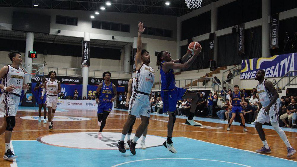 Satya Wacana Salatiga bertemu Bima Perkasa Jogja dalam laga lanjutan Indonesian Basketball League (IBL) 2025 di GOR Susilo Wibowo, Undip Semarang, Jawa Tengah, Rabu (14/5/2025) malam.