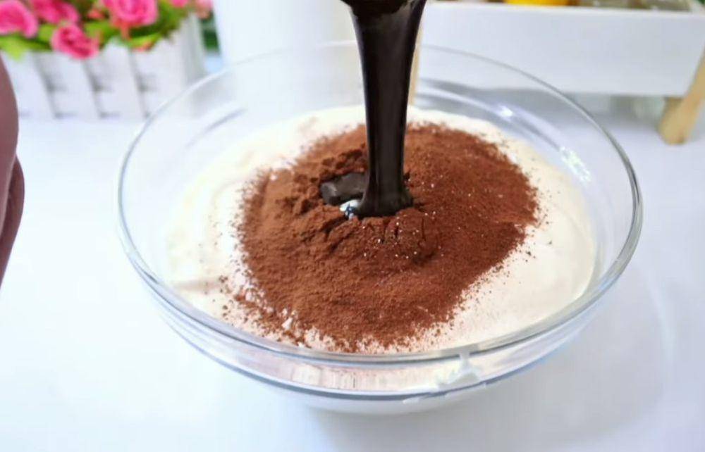 ilustrasi membuat adonan brownies (YouTube.com/Uli's Kitchen)