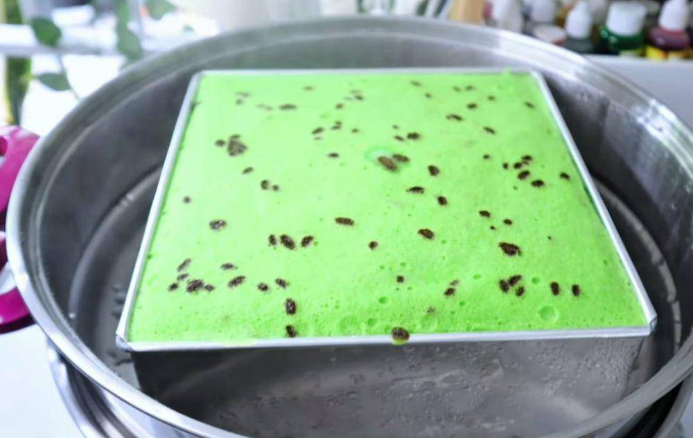 ilustrasi mengukus brownies cokelat meses pandan (YouTube.com/Uli's Kitchen)