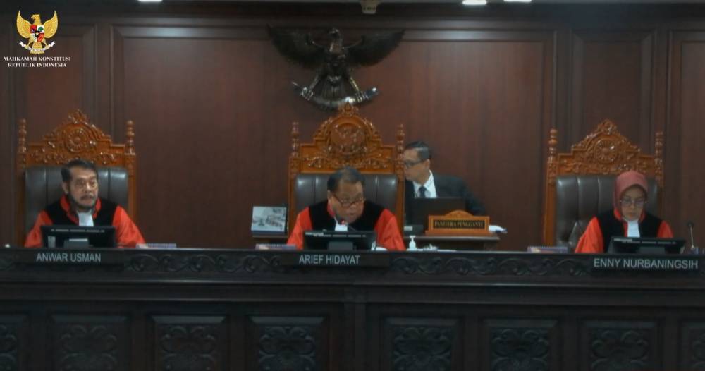 Para hakim Mahkamah Konstitusi yang mengadili permohonan perselisihan hasil PSU Pilkada Banjarbaru, Kamis (15/5/2025). (screenshot/live MK RI)