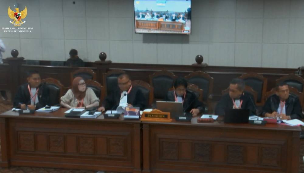 Pemohon dan para kuasa hukum dalam sidang pendahuluan perselisihan hasil PSU Pilkada Banjarbaru di Mahkamah Konstitusi, Kamis (15/5/2025). (sreenshot/Live MK RI)