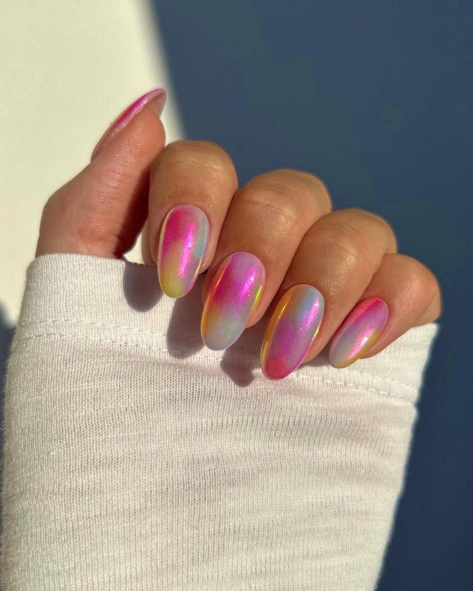 Kuku chrome vibrant (instagram.com/thenaillologist)