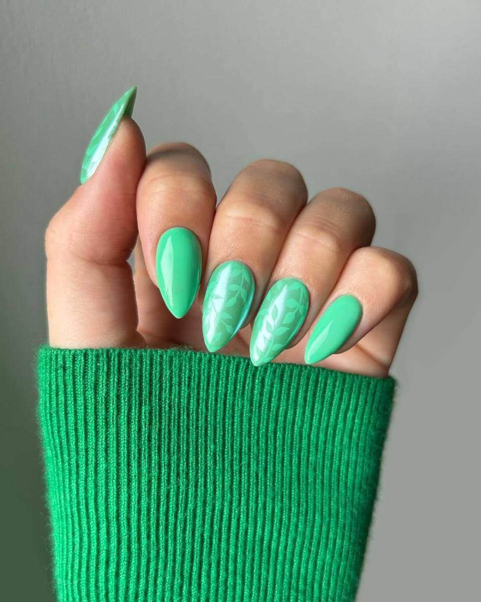 Kuku chrome vibrant (instagram.com/thenaillologist)