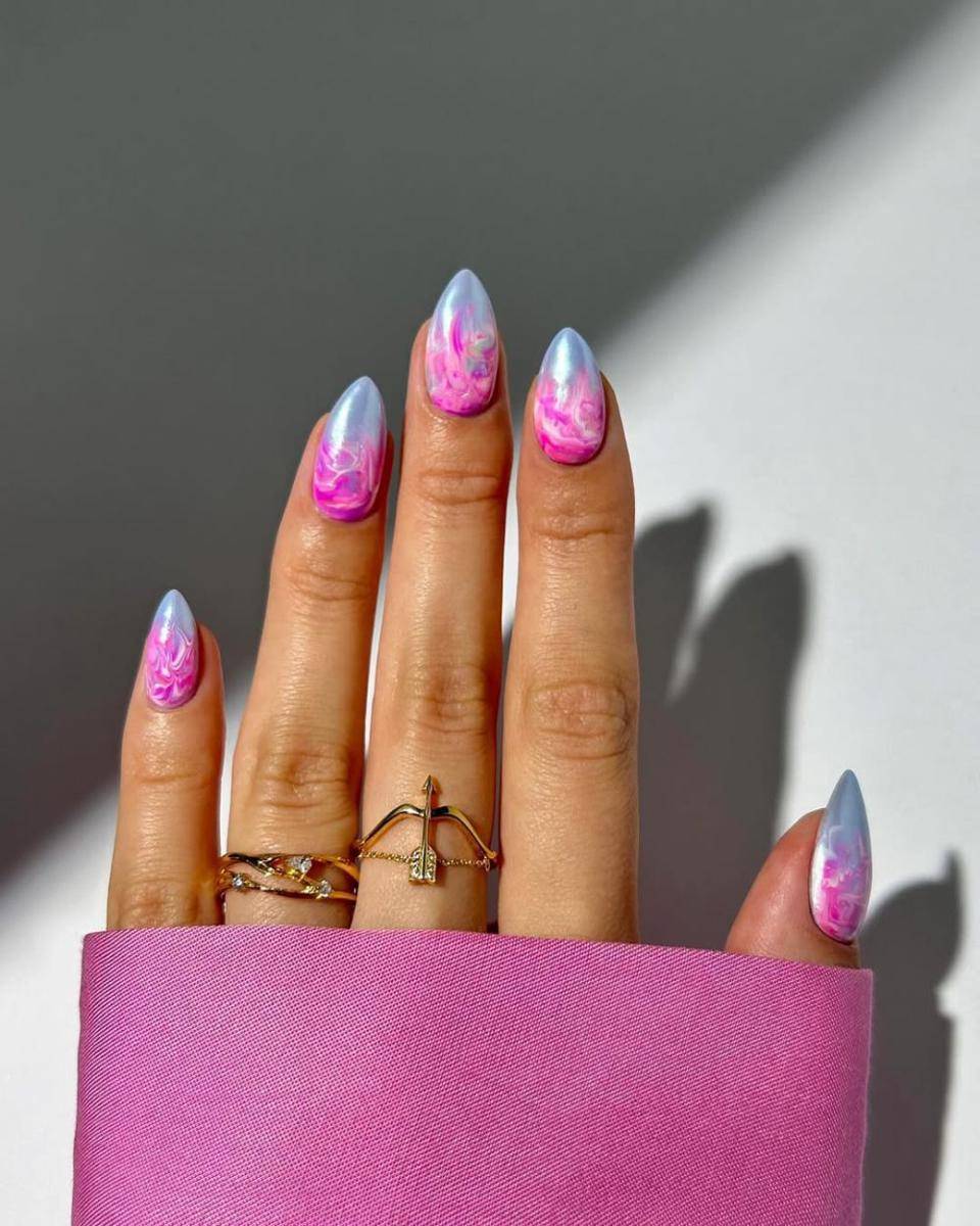 Kuku chrome vibrant (instagram.com/thenaillologist)