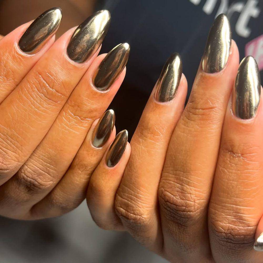 Kuku chrome vibrant (instagram.com/brownluxenails)