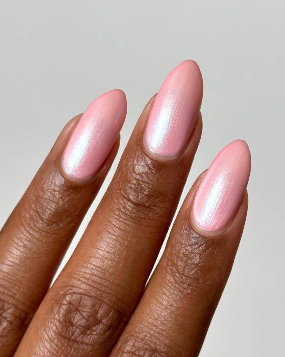 Kuku chrome vibrant (instagram.com/melanated.mani)