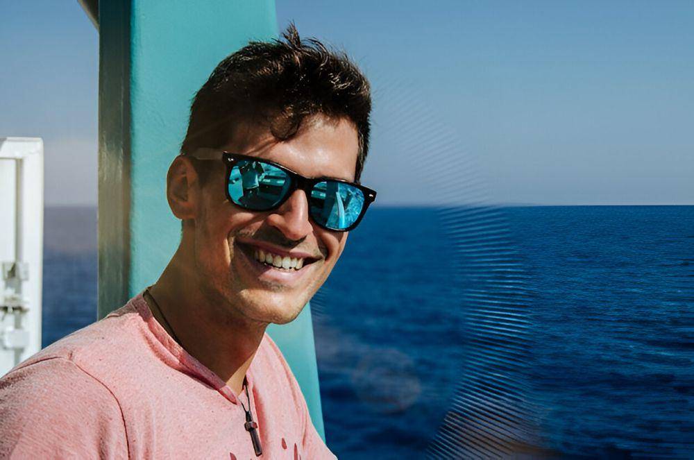 ilustrasi pria menggunakan kacamata photochromic (freepik.com/HelloDavidPradoPerucha)
