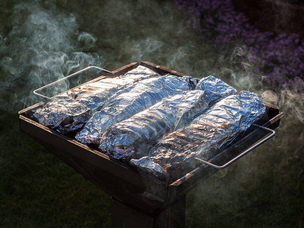 ilustrasi menggunakan alumunium foil untuk makanan (commons.wikimedia.org/Ansgar Koreng)