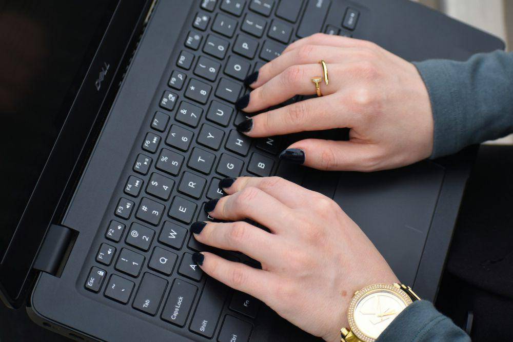 Latihan mengetik di website typing practice(unsplash.com/Vardan Papikyan)