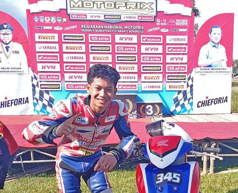 Muh Badly Ayatullah Massorong, pembalap Honda Indako FIF Adira Summit Oto MCF KYT Racing Team meraih podium tertinggi di kelas Rookie dan Novice pada race 1 Kejurnas Motoprix. (Dok. IDN Times)