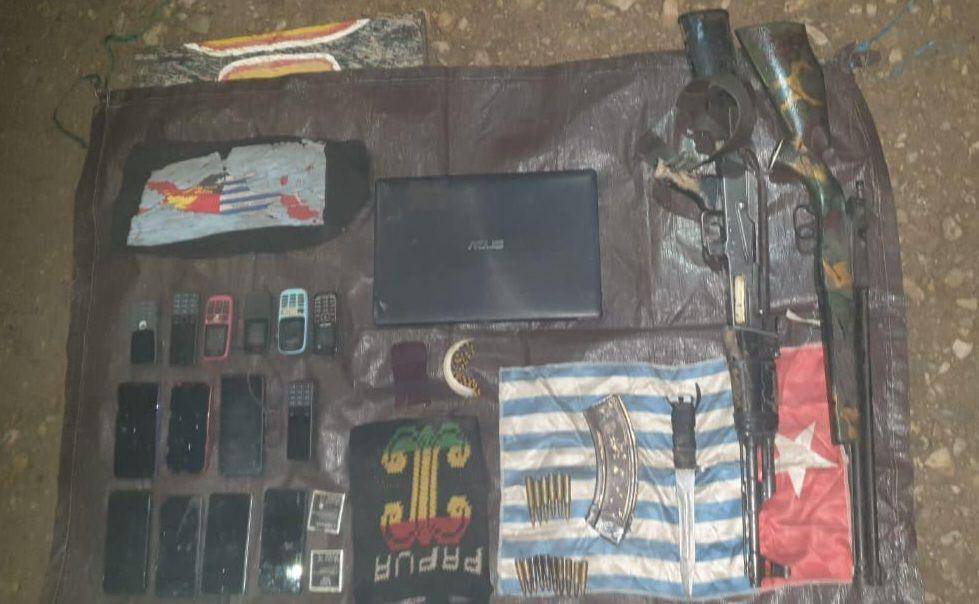 Sejumlah barang bukti milik Operasi Papua Merdeka (OPM) yang ditemukan dalam operasi di Distrik Sugapa, Papua. (Dokumentasi Puspen TNI)
